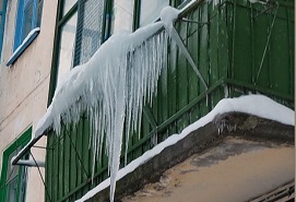 Очистка козырьков балконов от снега и наледи – обязанность граждан!